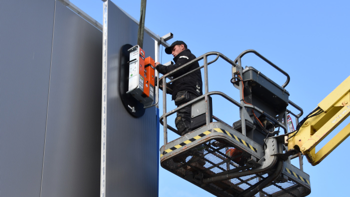 CladBoy compact in actie | VIAVAC